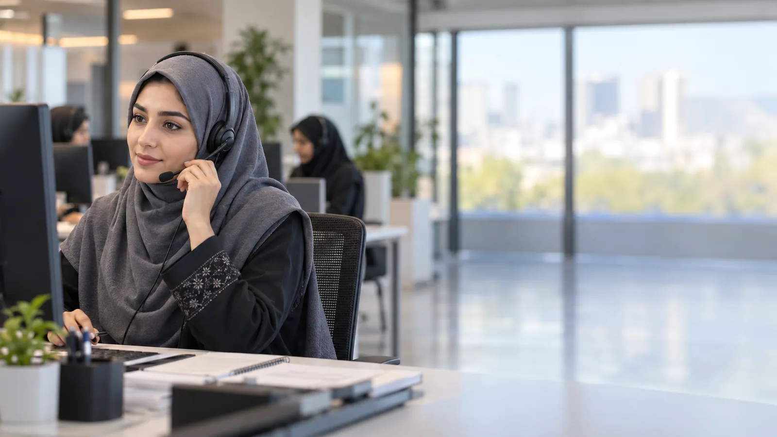 کارشناس مرکز تماس در حال پیگیری درخواست مشتری